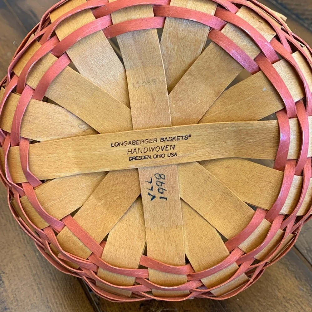 Longaberger Basket with Red Accent Weave. Single stationary handle.
